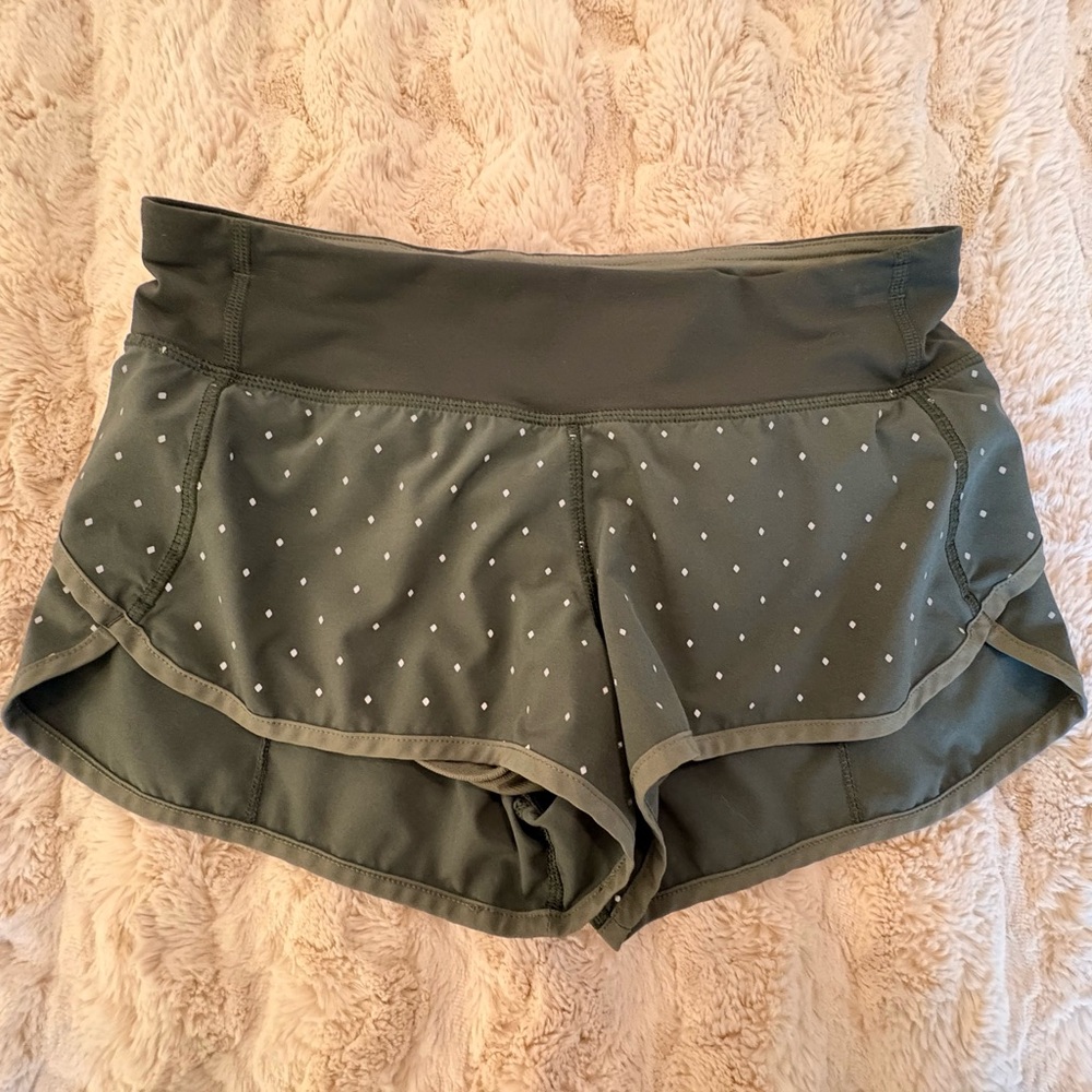 Lululemon Speed Up Short 2.5” Inseam

Green with reflective diamond pattern